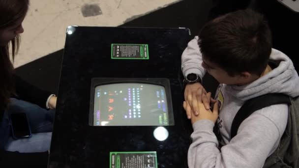 2022 Lisbon Portugal Portugal 一个小男孩在一个游戏展览上看了一个带有复古游戏的屏幕 — 图库视频影像