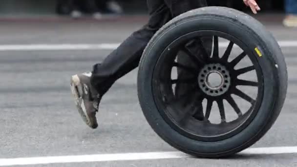 2022 Portugal Lisbon Man Rolls Black Tire Asphalt Mid Shot — Vídeos de Stock