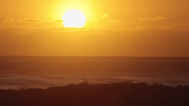 Ljusorange Solnedgång Ovanför Havet Mittskott — Stockvideo