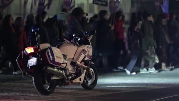 ポルトガル リスボン11 2022 女性に対する暴力の終わりのための3月 群衆は通りとそれらの近くに立って警察のバイクを歩いています ミッドショット — ストック動画