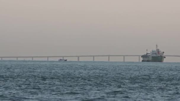 Індустріальне Морське Судно Пливе Річці Моторний Човен Плаває Неподалік Постріл — стокове відео