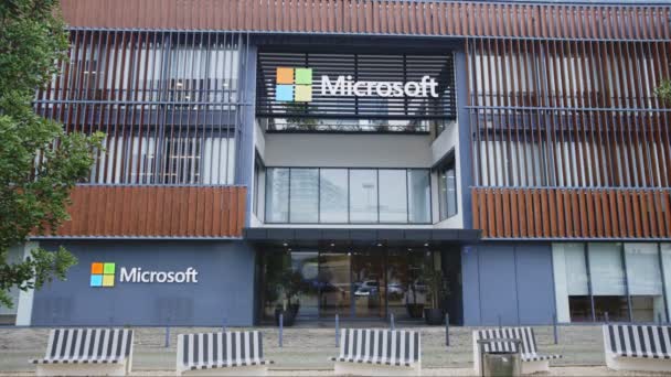 Portugal Lisbon Декабря 2022 Логотип Microsoft Офисном Здании Средний Выстрел — стоковое видео