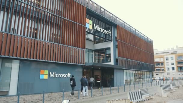 Portugal Lisbon December 2022 Microsoft Logo Office Building Mid Shot — Vídeo de Stock