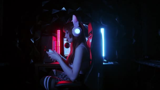Gamer Girl Sitzt Auf Einem Spielstuhl Und Spielt Ein Spiel — Stockvideo