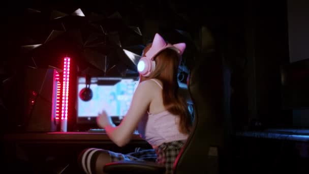 Hübsches Spielermädchen Mit Kopfhörern Und Katzenohren Freut Sich Über Den — Stockvideo