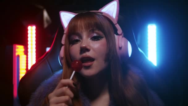Parlak Makyajlı Kulaklıklı Kedi Kulaklı Güzel Bir Oyuncu Kız Lolipop — Stok video