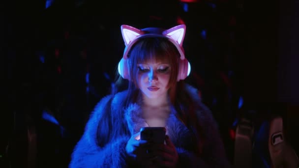 Nettes Und Lächelndes Spielermädchen Mit Make Und Kopfhörern Mit Katzenohren — Stockvideo
