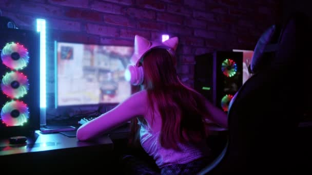 Uma Garota Gamer Joga Jogo Seguida Inclina Volta Uma Cadeira — Vídeo de Stock