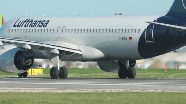 December 2022 Portugal Lisbon Lufthansa Airplane Runway Mid Shot — Wideo stockowe
