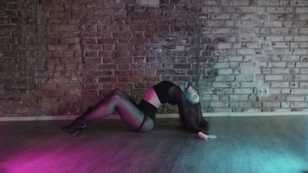 Sexy Young Woman Dancer Long Hair Nice Body Dancing Floor — Video