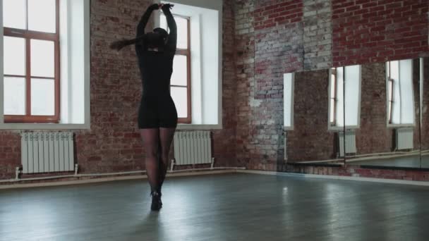 Приваблива Жінка Яка Займається Танцями Перед Дзеркалом Студії Середній Постріл — стокове відео