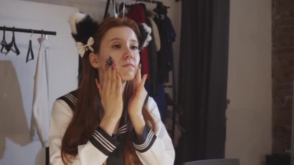 Söt Ung Kvinna Skoluniform Som Applicerar Återfuktande Kräm Ansiktet Mittskott — Stockvideo