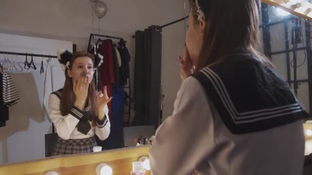 Jolie Jeune Femme Uniforme Scolaire Appliquant Crème Hydratante Sur Son — Video