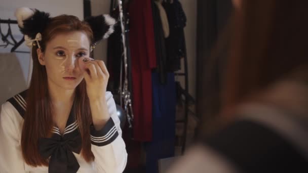 Femeie Tânără Drăguță Uniformă Școlară Care Amestecă Ascunzător Față Folosind — Videoclip de stoc