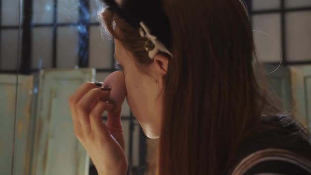 งสาวในช กเร ยนผสมผสานก นบนพ วหน าของเธอโดยใช ฟองน กลางช — วีดีโอสต็อก