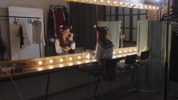 Uma Jovem Mulher Bonita Cosplayer Fazendo Maquiagem Nos Bastidores Meio — Vídeo de Stock