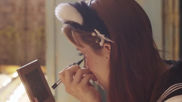 Cute Girl Doing Makeup Drawing Winged Eyeliner Mid Shot — Vídeo de stock