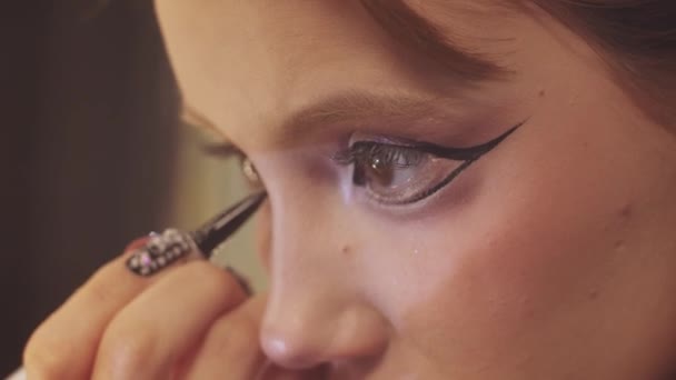 Cute Girl Drawing Dramatic Winged Eyeliner Close — Vídeo de stock
