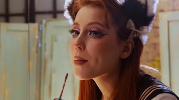 Uma Garota Bonita Fazendo Maquiagem Aplicando Batom Seus Lábios Retrato — Vídeo de Stock