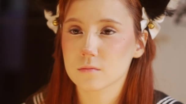 Urocza Ruda Dziewczyna Robi Makijaż Oczu Środek Strzału — Wideo stockowe