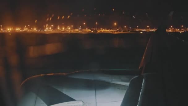 Літак Набирає Швидкість Злітає Злітно Посадкової Смуги Вночі Пасажирський Pov — стокове відео