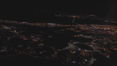 Yukarıdan sarı gece lambaları. Uçak yolcusu POV