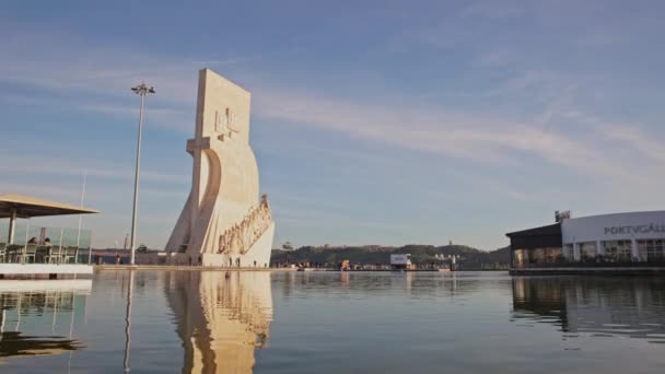 2023 Lisbon Portugal Monumen Penemuan Dari Kejauhan Ditengah Tembakan — Stok Video