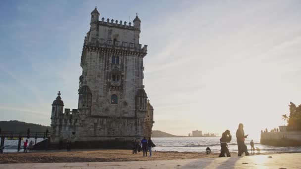 2023 Λισαβόνα Πορτογαλία Πύργος Belem Και Τουρίστες Μεσαίο Πλάνο — Αρχείο Βίντεο