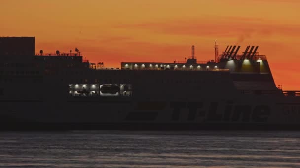 2023 Lisbon Portugal Line Green Ship Lng Powered Sunset Mid — Stock Video