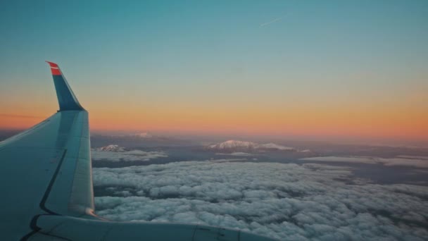 Clouds Mountains Orange Dawn Glass Porthole Passenger Pov Plane — Αρχείο Βίντεο