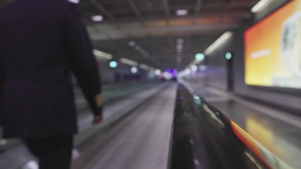 Pohybující Chodník Letišti Střední Snímek — Stock video
