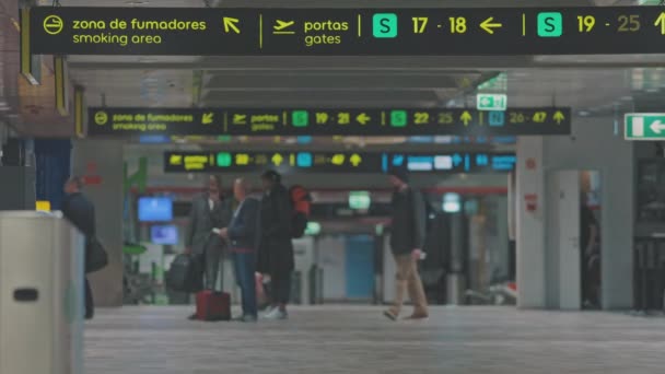 2023 Portugal Lisbon Guide Signs Airport Mid Shot — Stockvideo