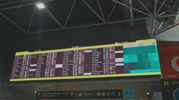2023 Portugalia Lizbona Tablica Wyników Odlotów Lotnisku Środek Strzału — Wideo stockowe