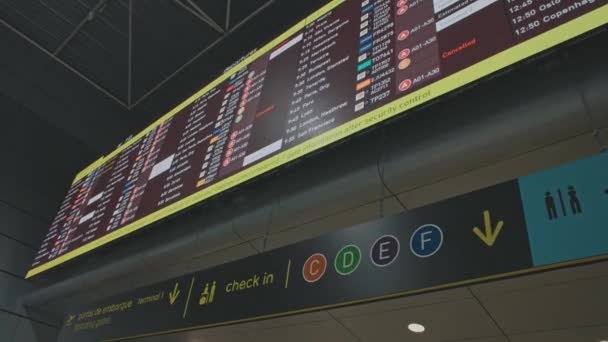 2023 Portugal Lisbon Departure Scoreboard Airport Guide Sign Mid Shot — Stockvideo