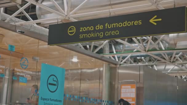 2023 Portugal Lisbon Guide Sign Smoking Area Airport Mid Shot — Stockvideo