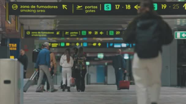 2023 Portugalsko Lisabon Vodicí Značky Letišti Lidé Projíždějící Kolem Časová — Stock video