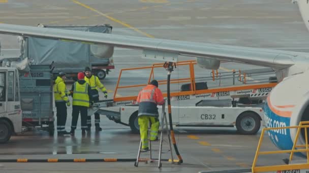 2023 Munique Alemanha Trabalhadores Atendem Aeronave Antes Partida Meio Tiro — Vídeo de Stock