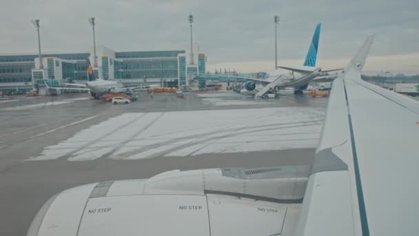 2023 Μόναχο Γερμανία Ένα Αεροπλάνο Έτοιμο Απογειωθεί Νεφελώδη Καιρό Θέα — Αρχείο Βίντεο