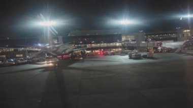 22-01-2023 Antalya, Türkiye: havaalanı gece havalimanı. Pencereden yolcu POV görünümü
