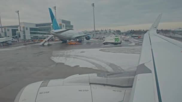 2023 Munich Germany Aircraft Driving Runway Passenger Pov View Porthole — kuvapankkivideo