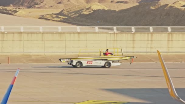 2023 Antalya Turkey Airport Staff Driving Aircraft Field Mid Shot — Stock video