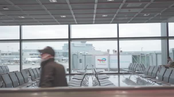 2023 Frankfurt Germany Airport Lounge Moving Perspective Mid Shot — Stockvideo