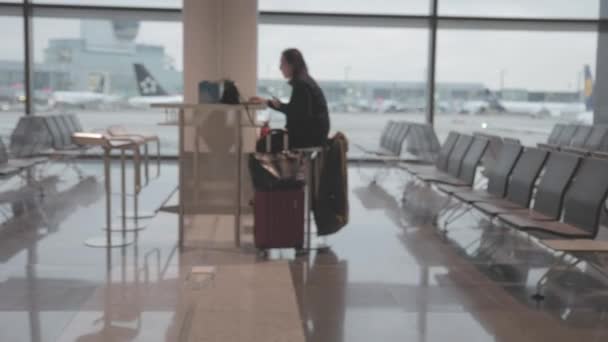 2023 Frankfurt Duitsland Luchthavenlounge Vanuit Een Bewegend Perspectief Mensen Wachten — Stockvideo