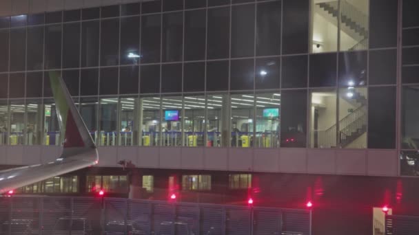 2023 Frankfurt Německo Lidé Sklem Letiště Večer Připravují Odletu Střední — Stock video