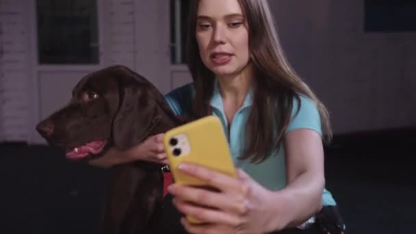Cute Smiling Woman Taking Selfie Her German Shorthaired Dog Mid — Stockvideo