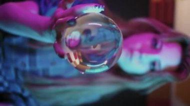 Kristal küreyle numara yapıyor. Orta çekim