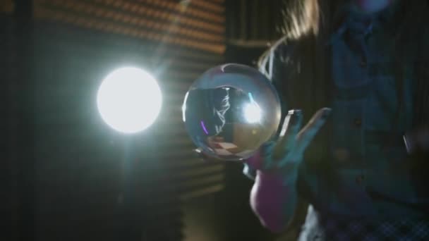 ガラス玉でトリックを実行する女性 接触ジャグリング ミッドショット — ストック動画
