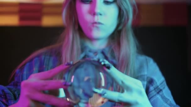 Genç Bir Kadın Elinde Kristal Küreyle Numaralar Sergiliyor Orta Çekim — Stok video
