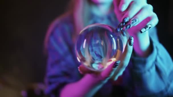 Une Jeune Femme Montre Des Tours Avec Une Boule Cristal — Video