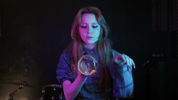 Mladá Žena Žongluje Křišťálovou Koulí Střední Snímek — Stock video